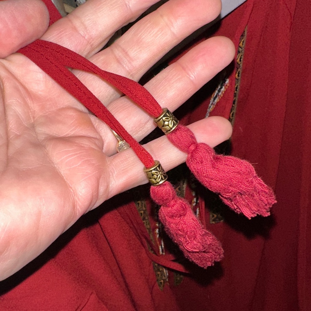 Signature Studio Red Embroidered Blouse with tassels 2x short sleeve 100 poly - Picture 4 of 6